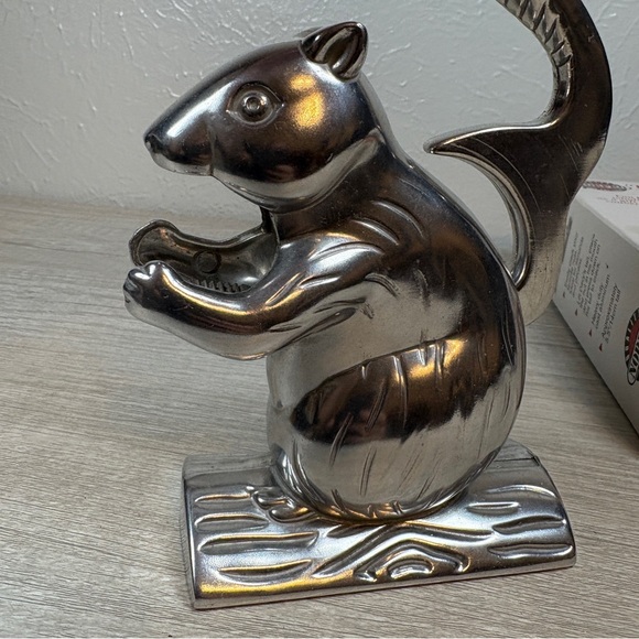Norpro Davey Crackit The Squirrel Nutcracker Heavy Duty Cast Aluminum With Box - Picture 8 of 8